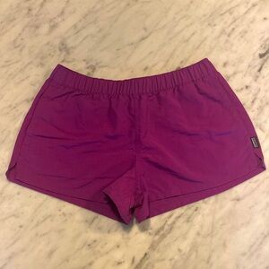 PATAGONIA Barely Baggies Shorts in Ikat Purple Size Small / S